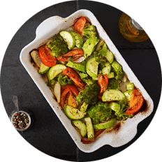 Ein veganer Gemueseauflauf mit Tomaten, Brokkoli und mehr in der Auflaufform