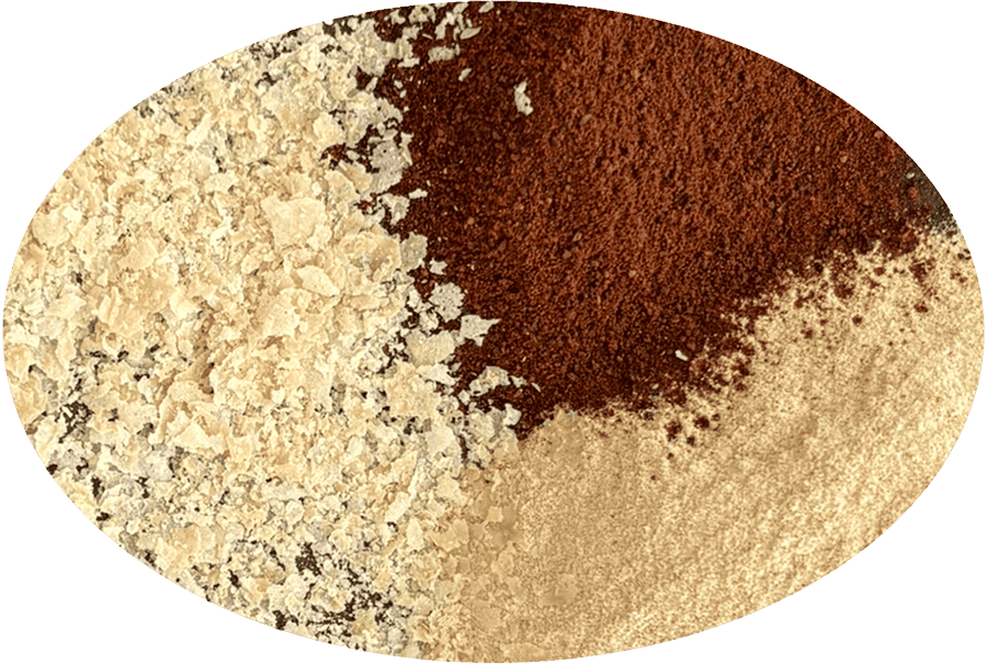 Nahaufnahme von drei Pulvern in ovaler Form: hellbeige Flocken, sattbraunes feines Pulver und sandfarbene Körner